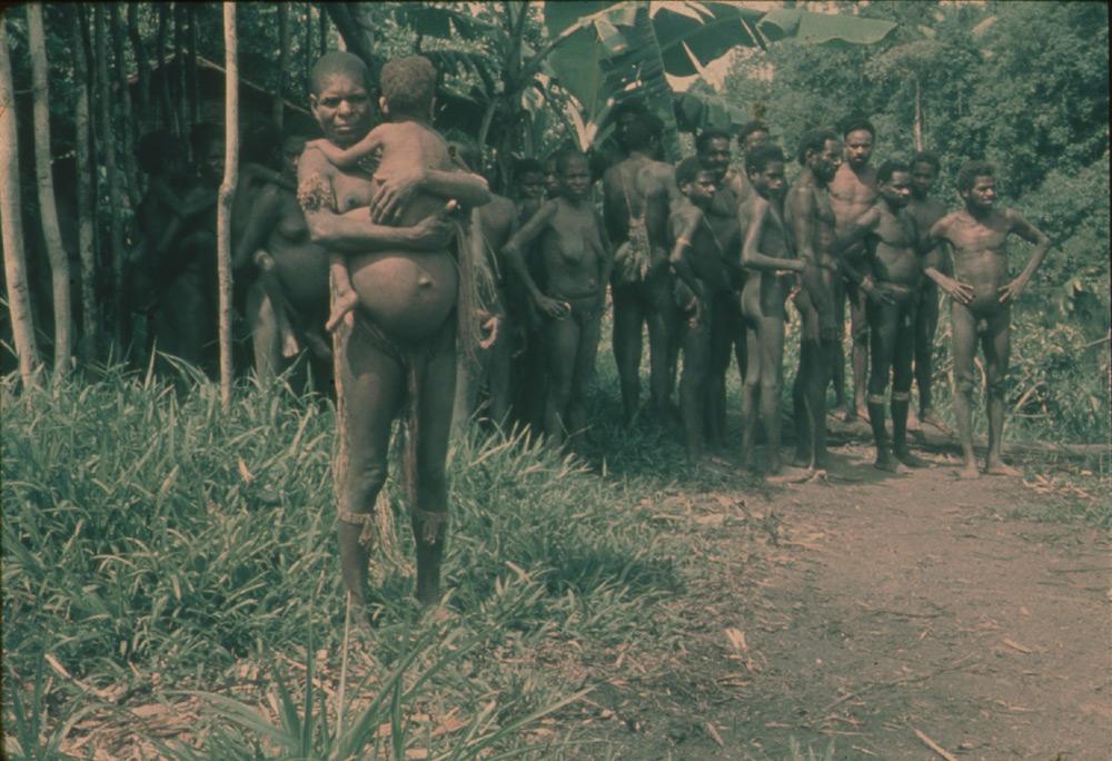 BD/30/41 - 
Groep Papoea&#039;s met moeder en kind
