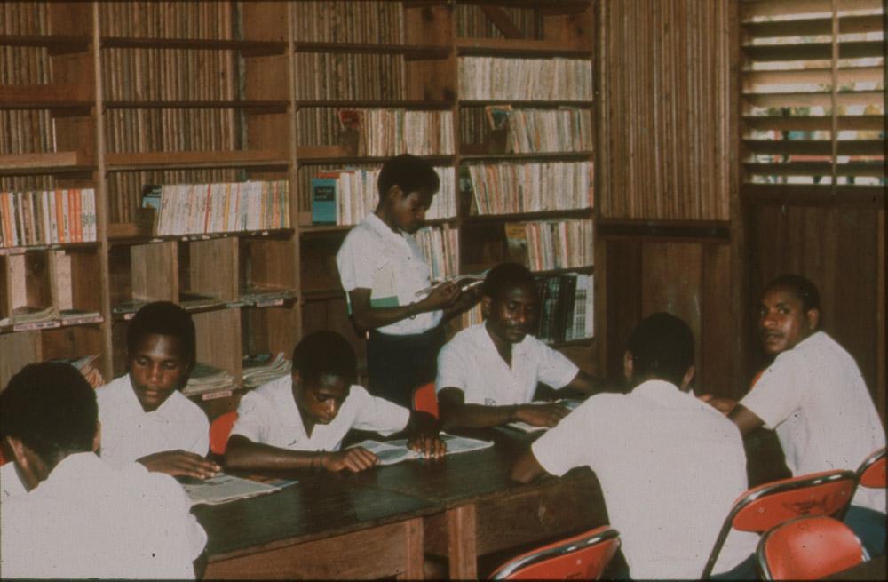 BD/30/61 - 
Asmatjongens lezen boeken in schoolbibliotheek

