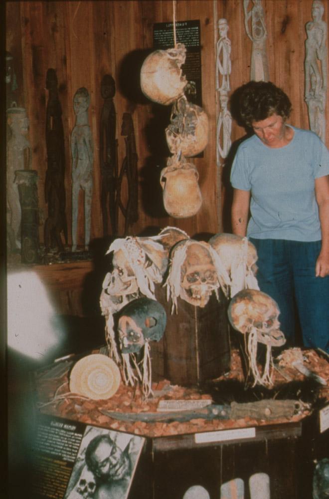 BD/30/62 - 
Nederlandse vrouw bekijkt schedels op tentoonstelling
