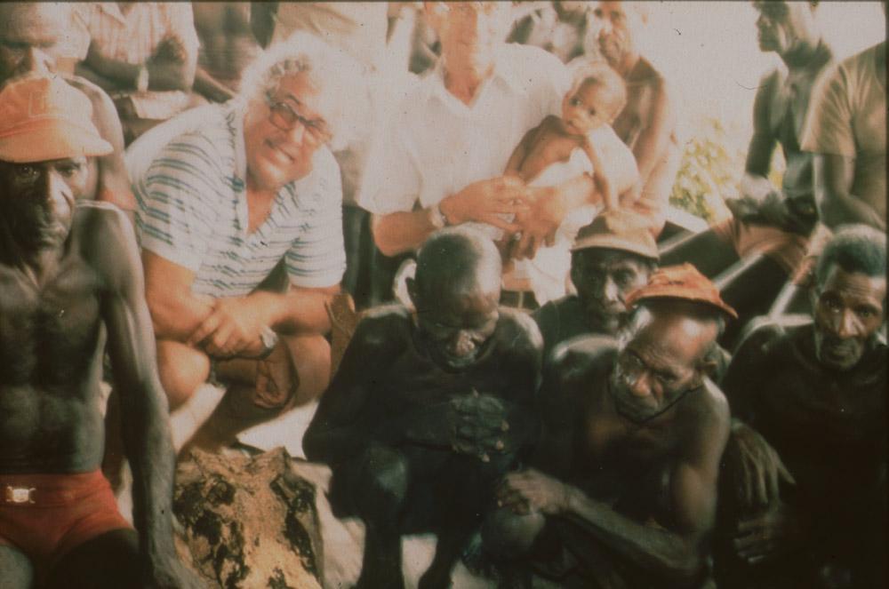 BD/30/67 - 
Physician Visser and Father v.d. Wouw with an Asmat baby and men
