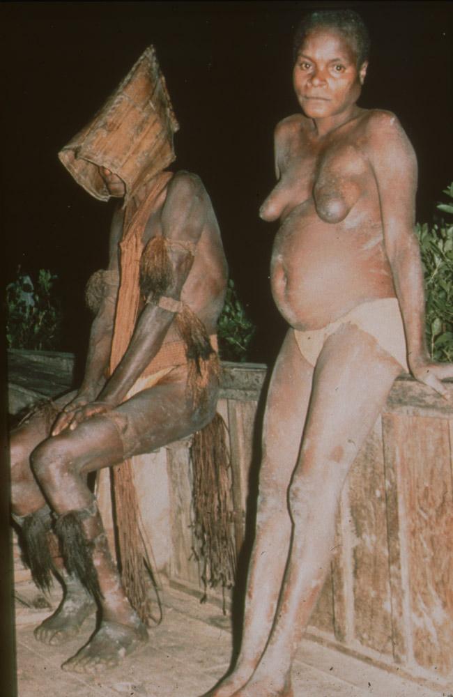 BD/30/74 - 
Asmatvrouwen in rouwkleding zittend op veranda bij nacht
