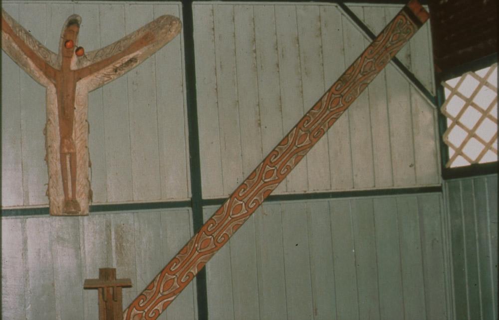 BD/30/86 - 
Asmat houten Christusbeeld en paneel in modern gebouw
