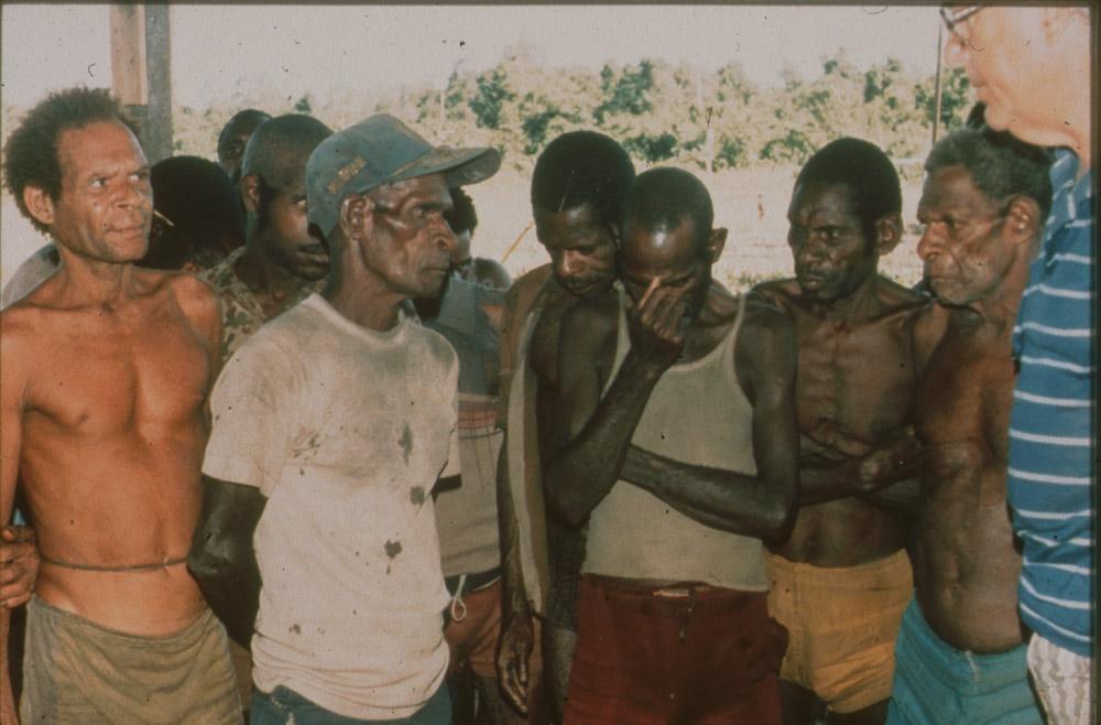 BD/30/94 - 
Asmatmannen staan bij elkaar in westerse kleding
