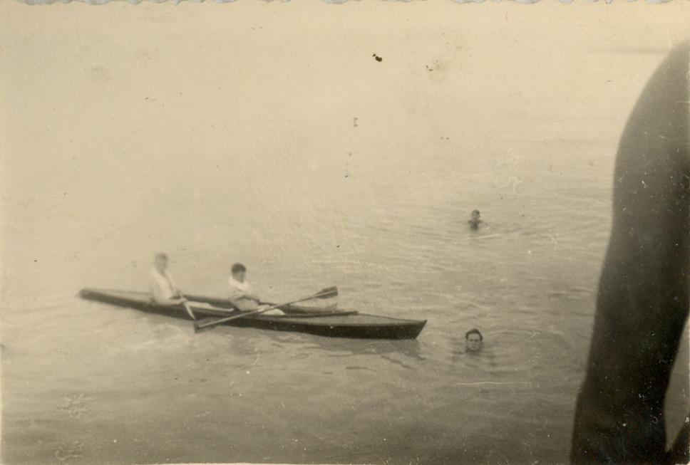 BD/318/104 - 
Mariniers in kano en zwemmend
