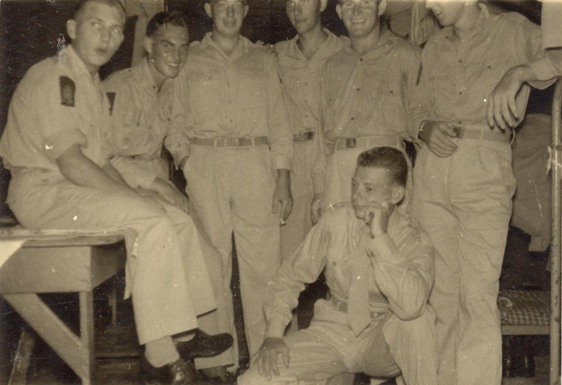 BD/318/109 - 
Mariniers in de recreatieruimte van de kazerne op Biak

