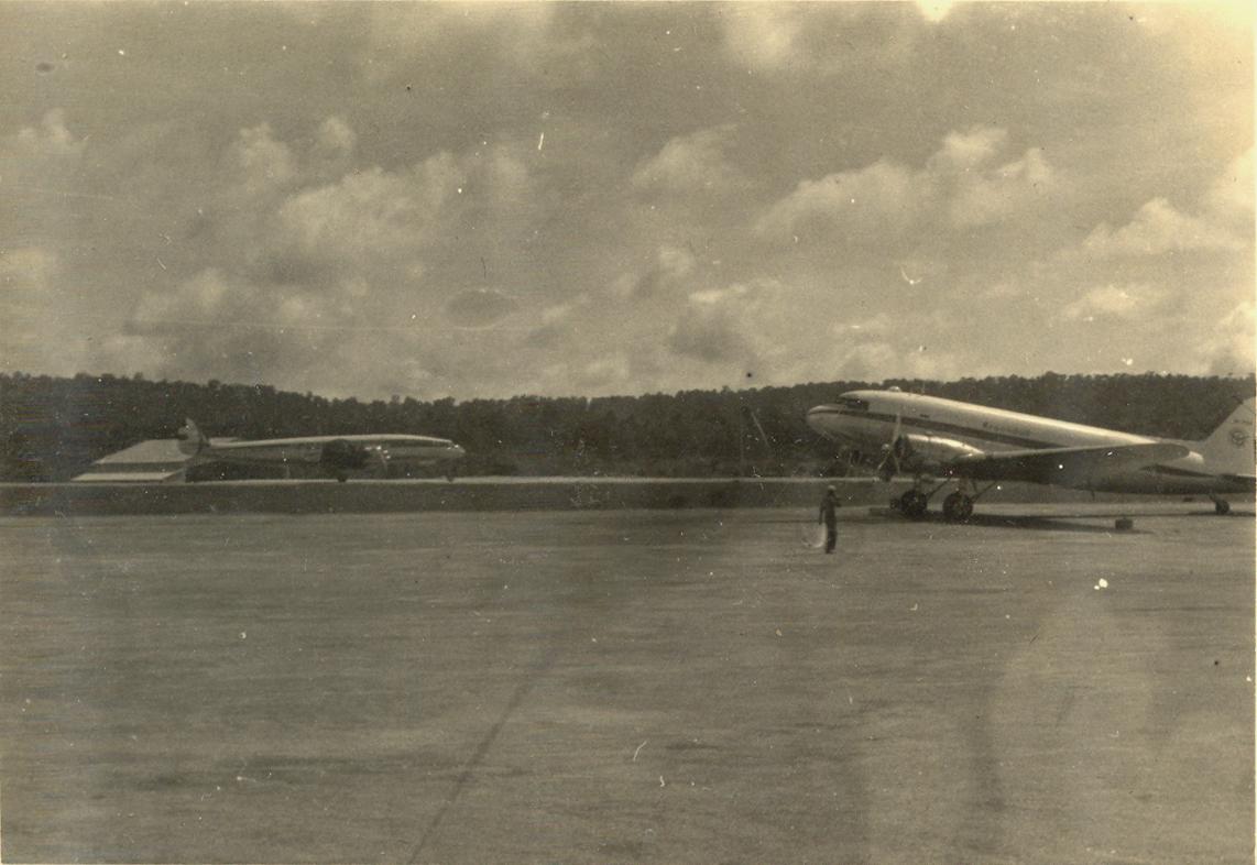 BD/318/15 - 
Vliegveld met twee vliegtuigen
