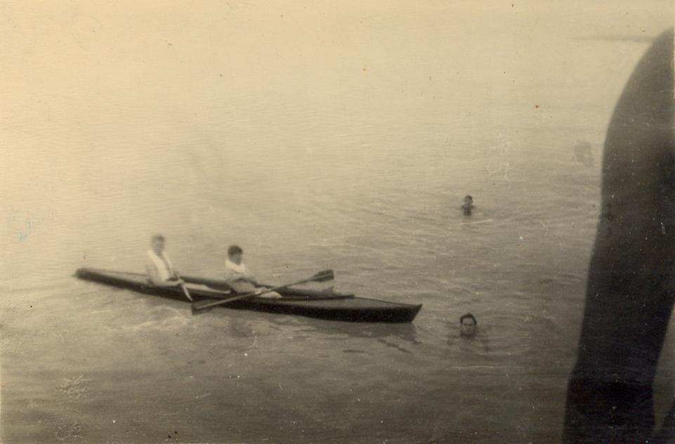 BD/318/34 - 
Mariniers in kano en zwemmend
