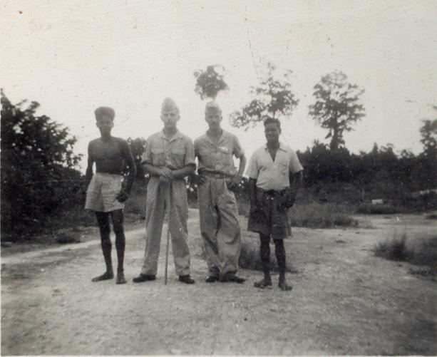 BD/318/37 - 
Mariniers, geflankeerd door mannen uit Biak
