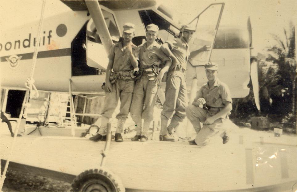 BD/318/41 - 
Mariniers poserend op  onderstel van vliegboot
