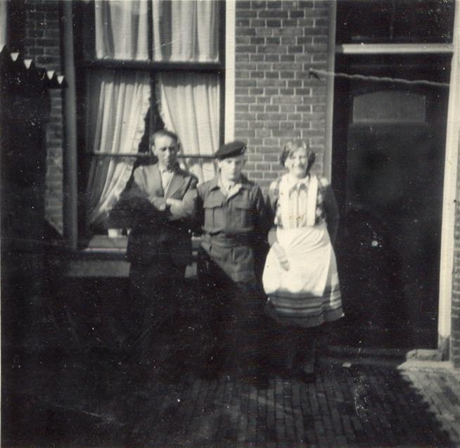 BD/318/46 - 
Groepsfoto van mariniers met ouders in Nederland 
