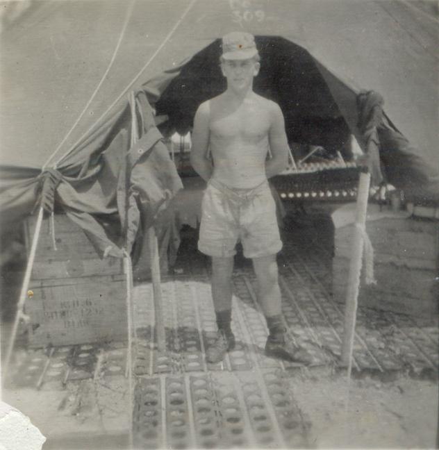 BD/318/48 - 
Marinier poserend voor tent
