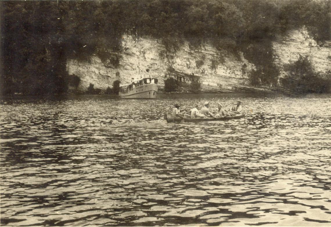 BD/318/61 - 
mariniers in kano, op achtergrond schip
