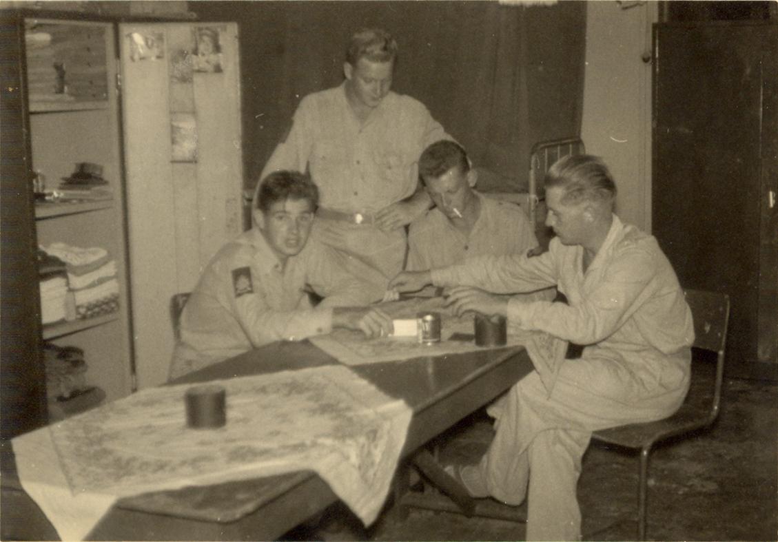 BD/318/70 - 
Groepsfoto van kaartende mariniers
