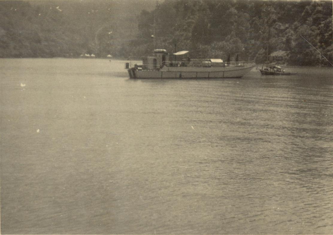 BD/318/77 - 
Schip met daarnaast een klein bootje
