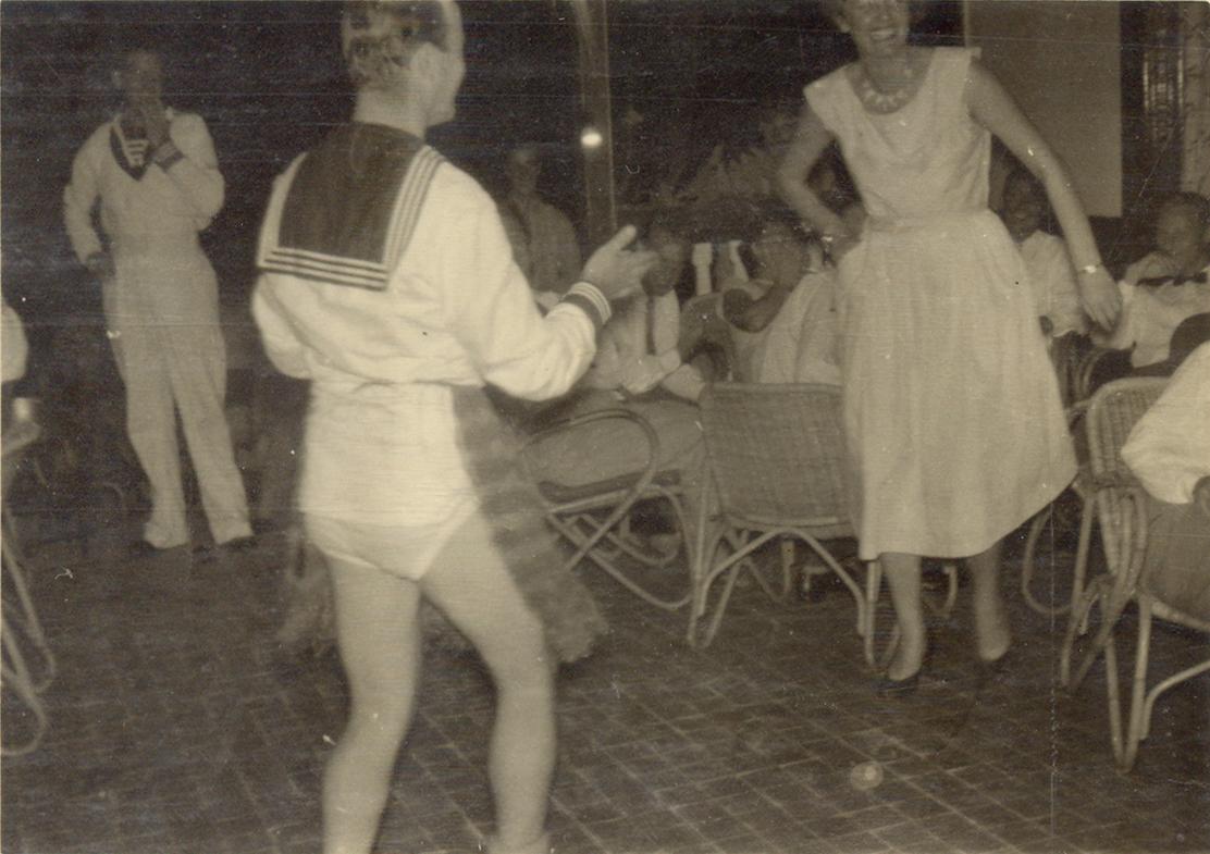 BD/318/78 - 
Mariniers op een dansavond, een mariniers met heupgordel

