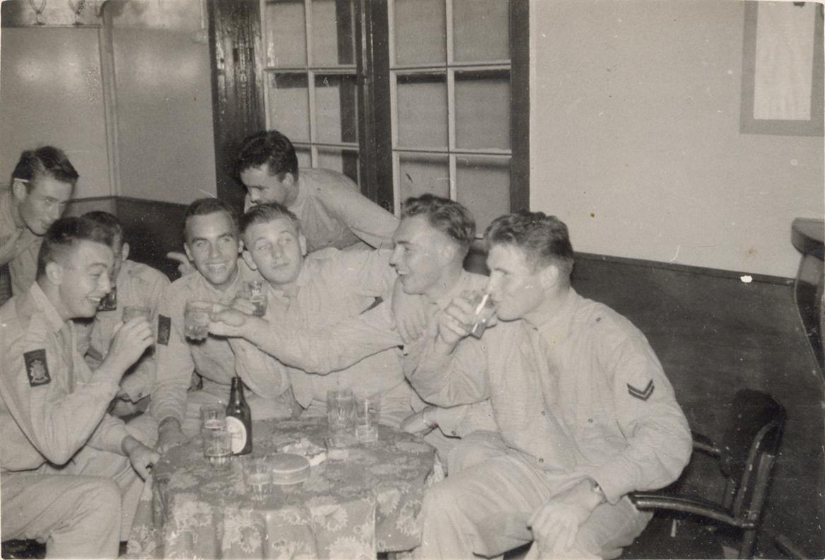 BD/318/82 - 
Groepsfoto van drinkende mariniers in recreatieruimte
