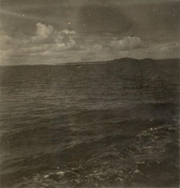 BD/318/85 - 
Foto van eiland genomen vanaf schip op Sentani-meer
