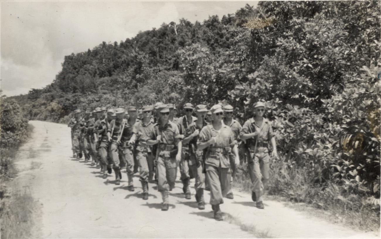 BD/318/8 - 
Marcherende mariniers op Biak
