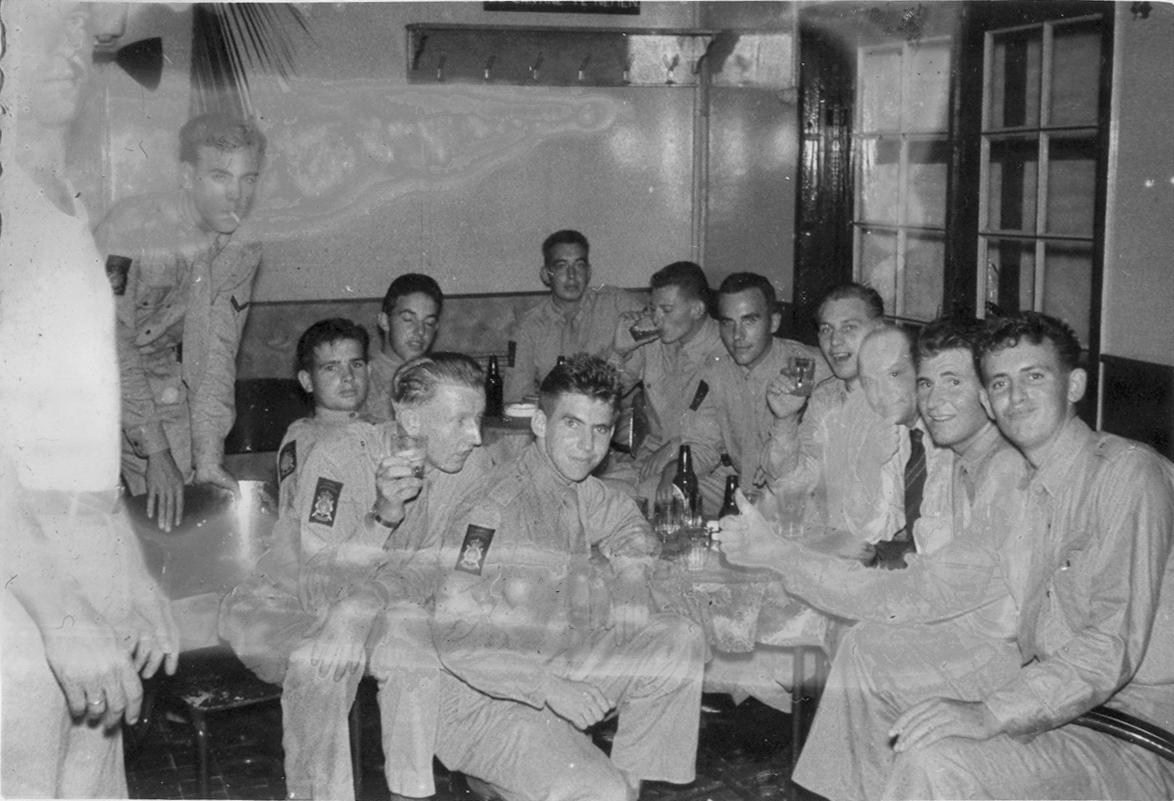 BD/318/90 - 
Groepsfoto van mariniers in recreatieruimte
