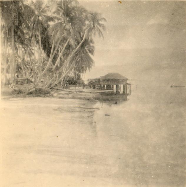 BD/318/92 - 
Paalwoningen aan een van de stranden van Biak
