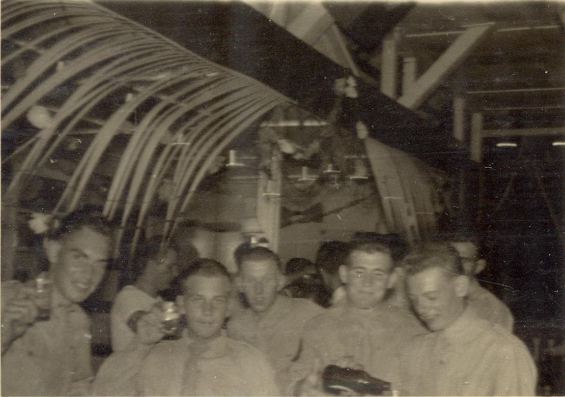 BD/318/95 - 
Mariniers in de mess, Biak
