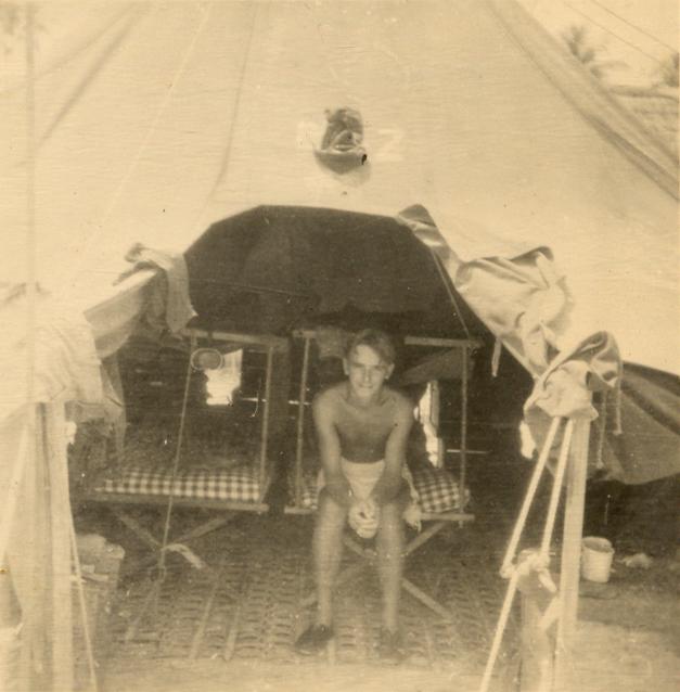 BD/318/96 - 
Portret van mariniers in tent
