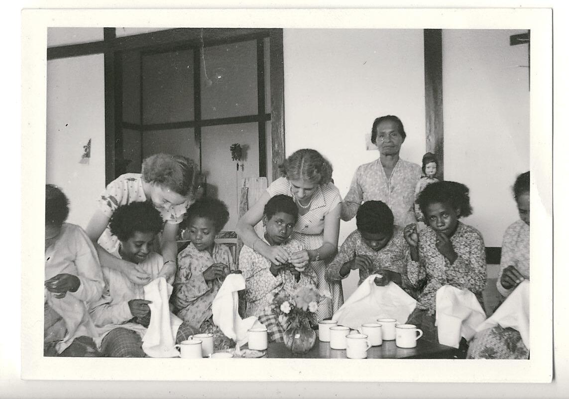 BD/335/17 - 
Melania-werk, onderricht in het naaien, meisjes krijgen les van westerse vrouwen
