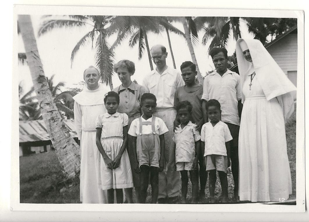 BD/335/20 - 
Groepsfoto met o.m. pater N. Louter, een zuster en kinderen
