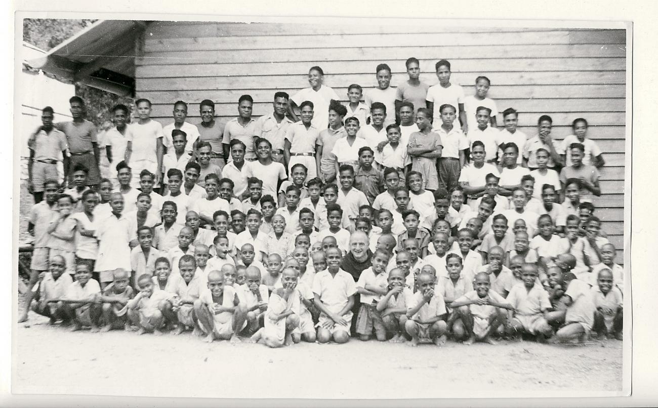 BD/335/38 - 
Groepsfoto pater N. Louter met jongens en jonge mannen
