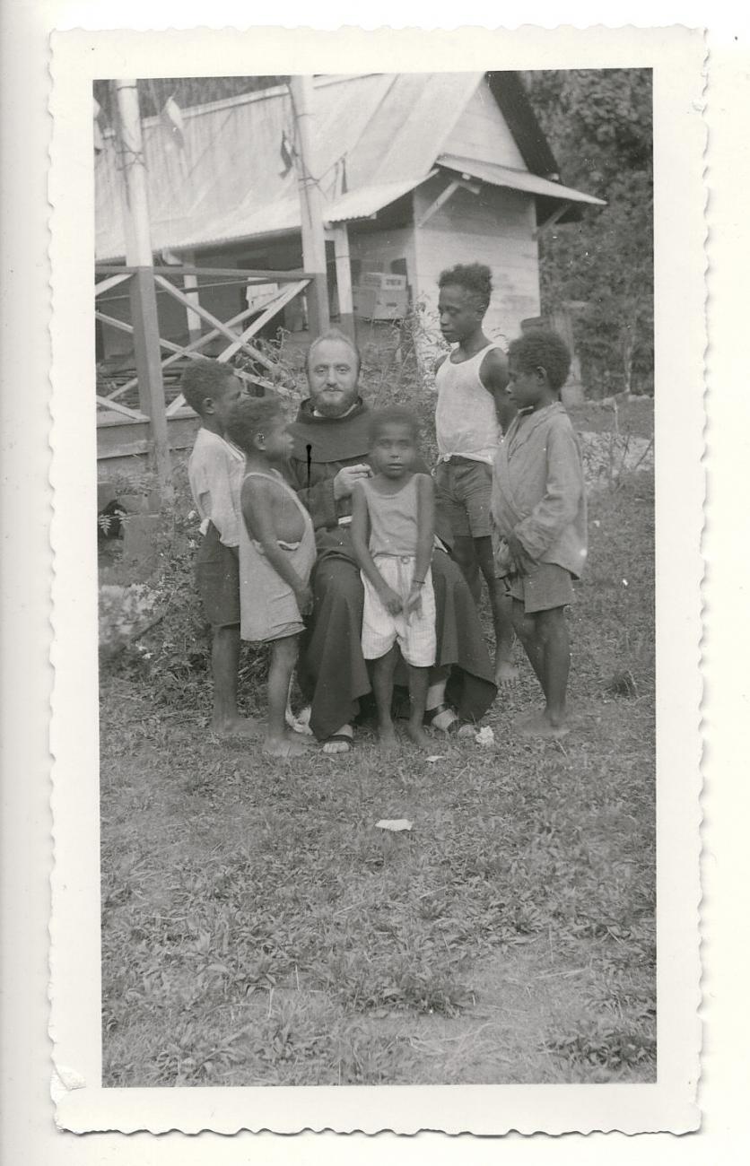 BD/335/5 - 
Groepsfoto pater met kinderen
