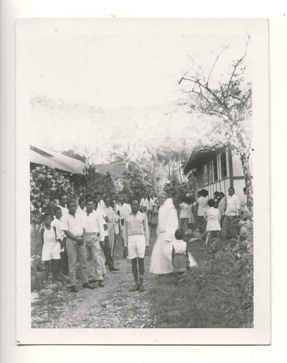 BD/335/8 - 
Groepsfoto pater met bewoners kampong
