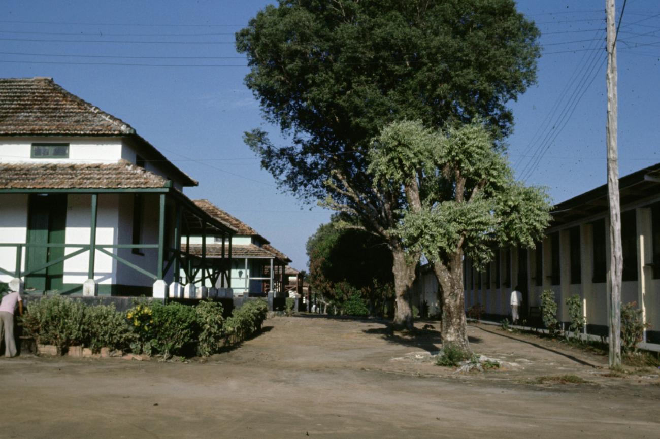 BD/66/12 - 
Kampong met koloniale huizen

