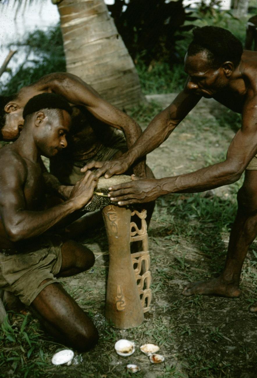 BD/66/140 - 
Mannen bezig met het lijmen van een trommel met behulp van bloed
