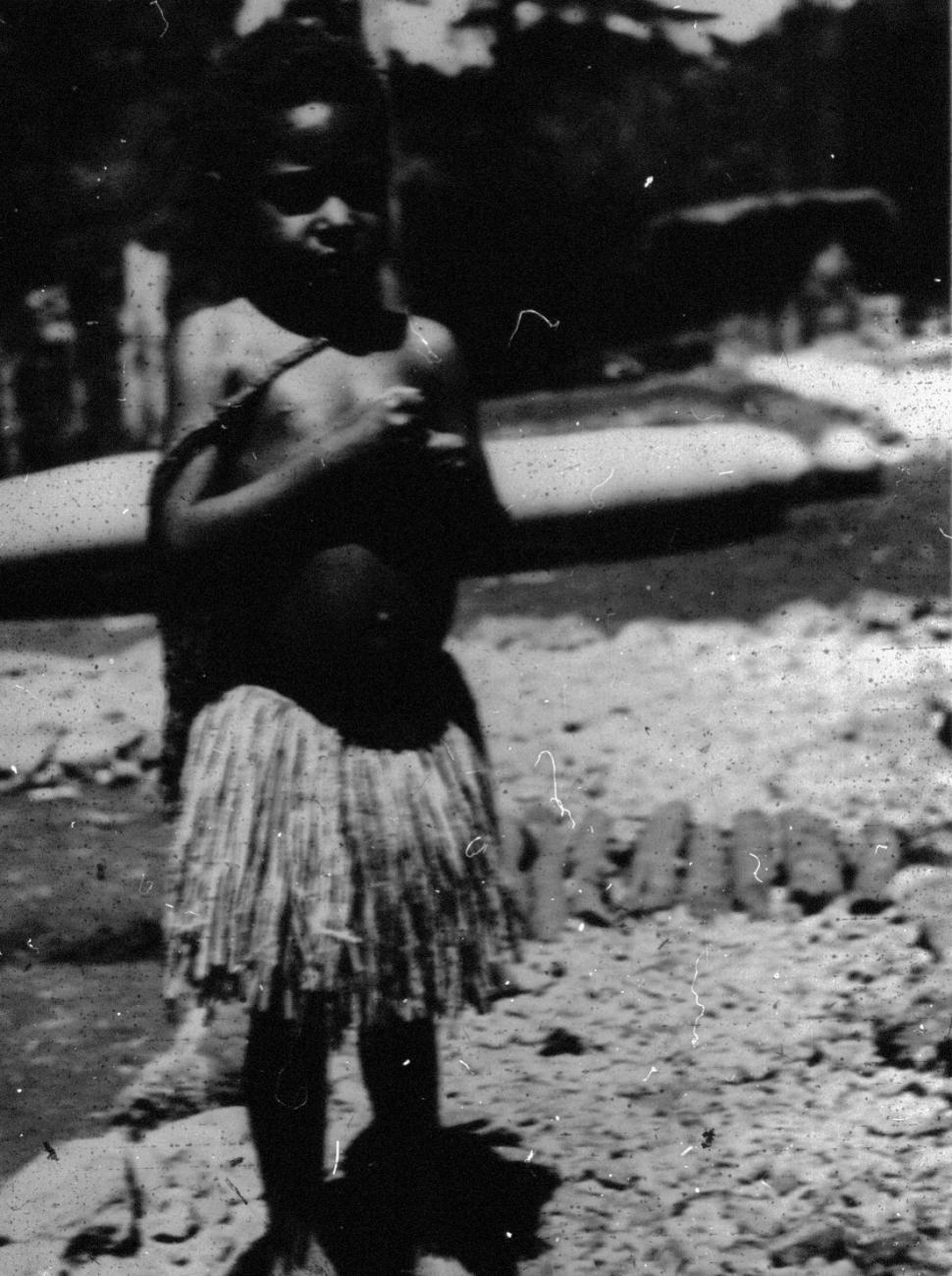 BD/66/146 - 
Jong meisje met een rieten rok
