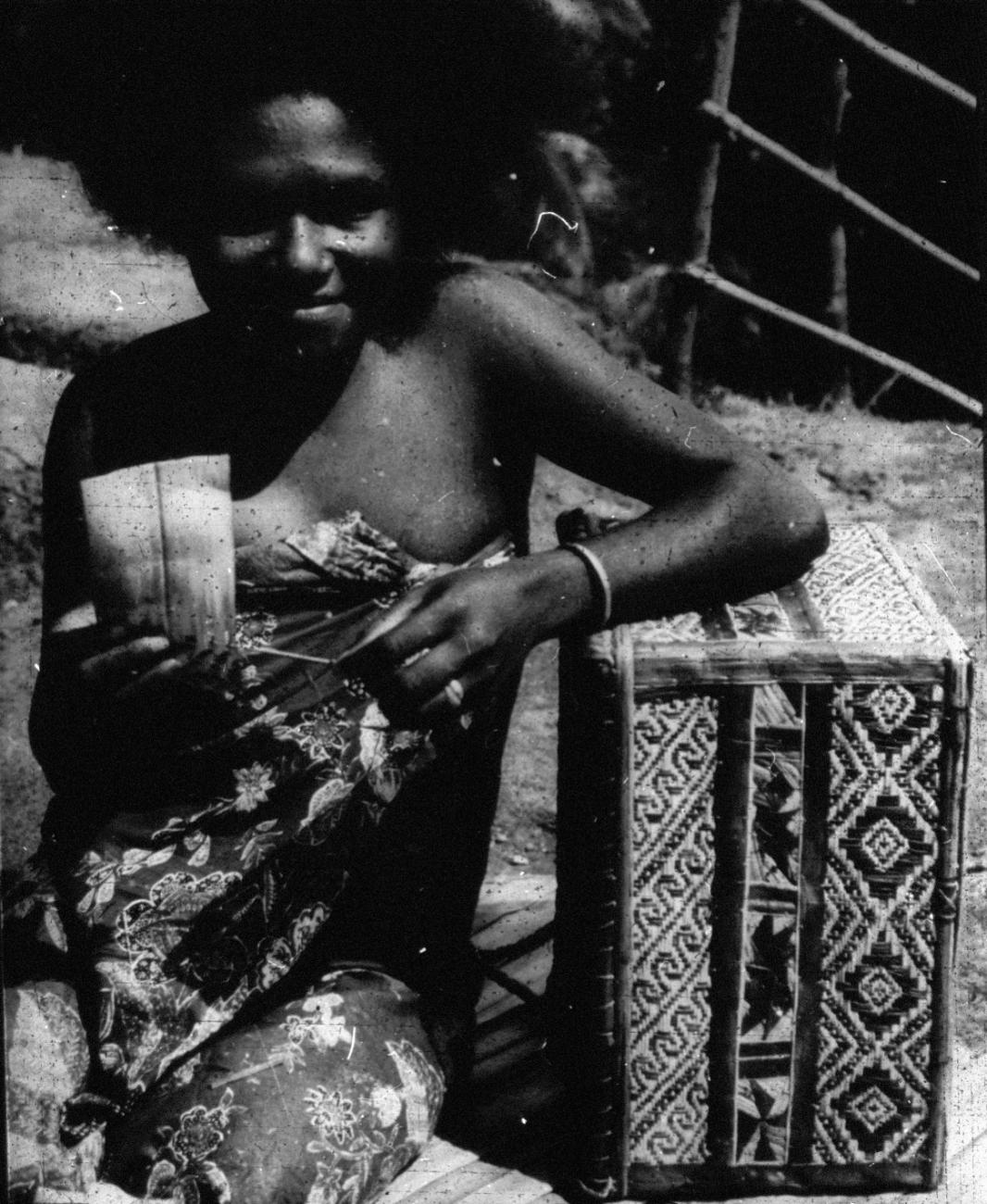 BD/66/148 - 
Jonge  vrouw uit Japen met een gevlochten doos vam palmbladeren (kabilla)

