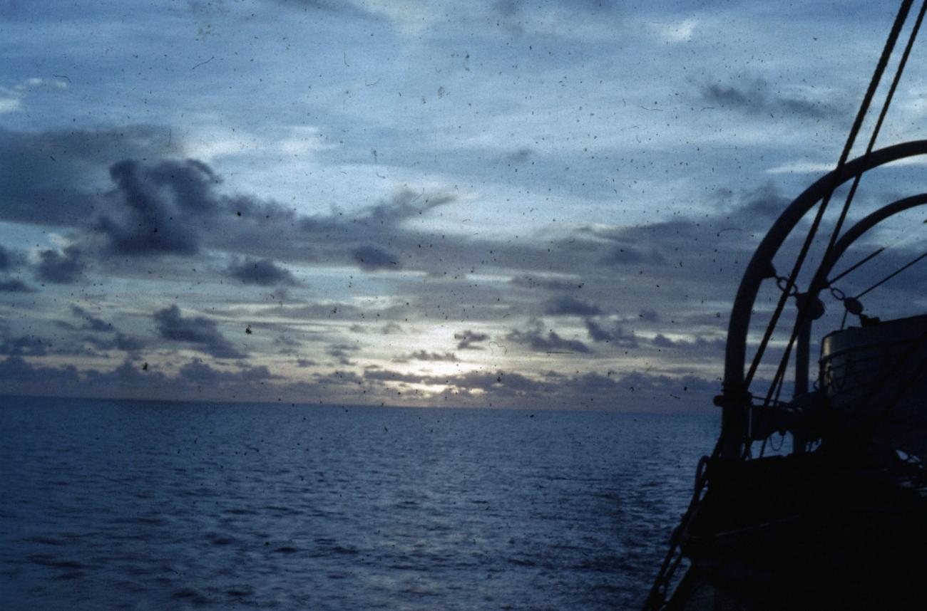 BD/66/189 - 
Gezicht op de zee vanaf een boot
