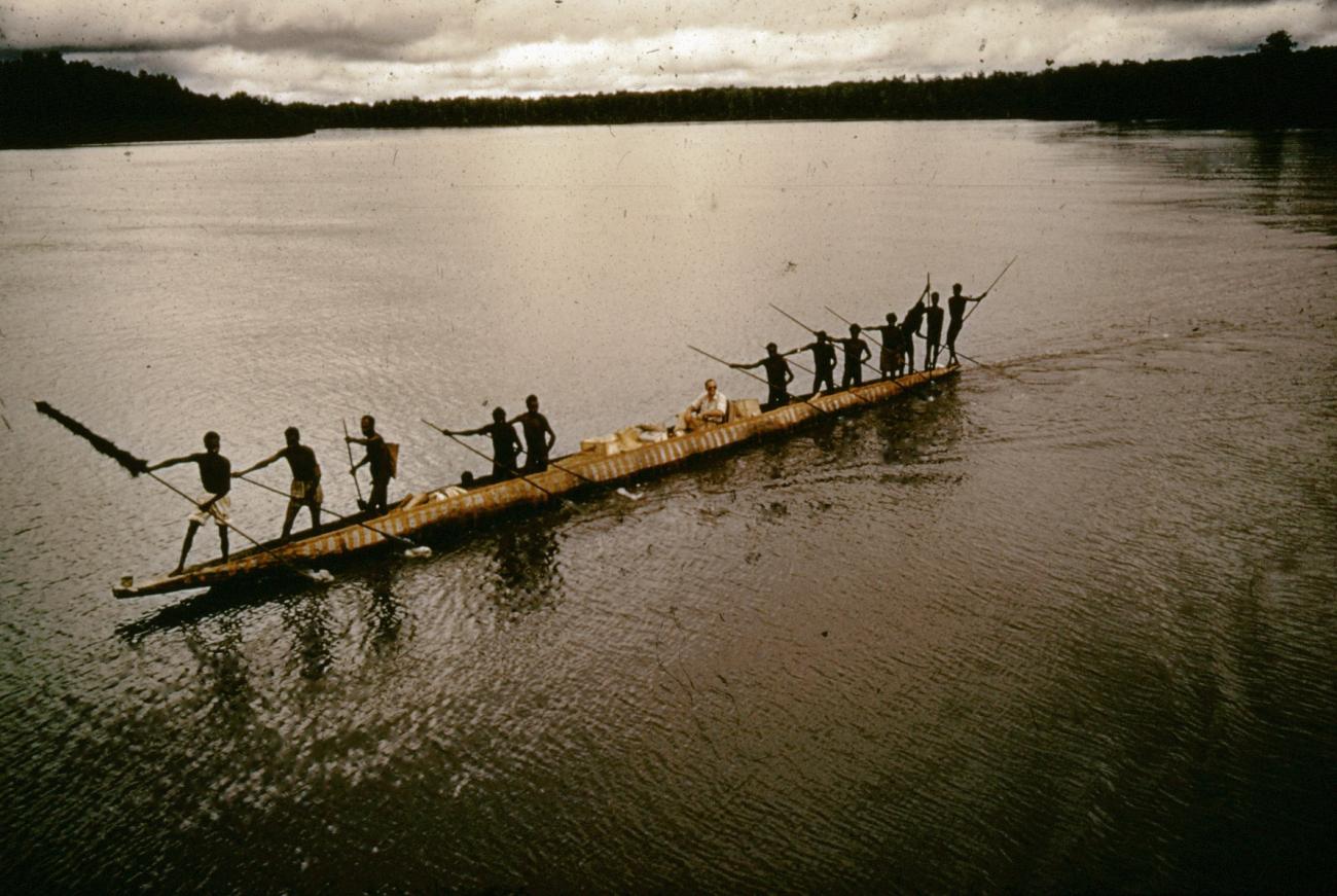 BD/66/203 - 
Prauw op een rivier met Asmatters westerse man
