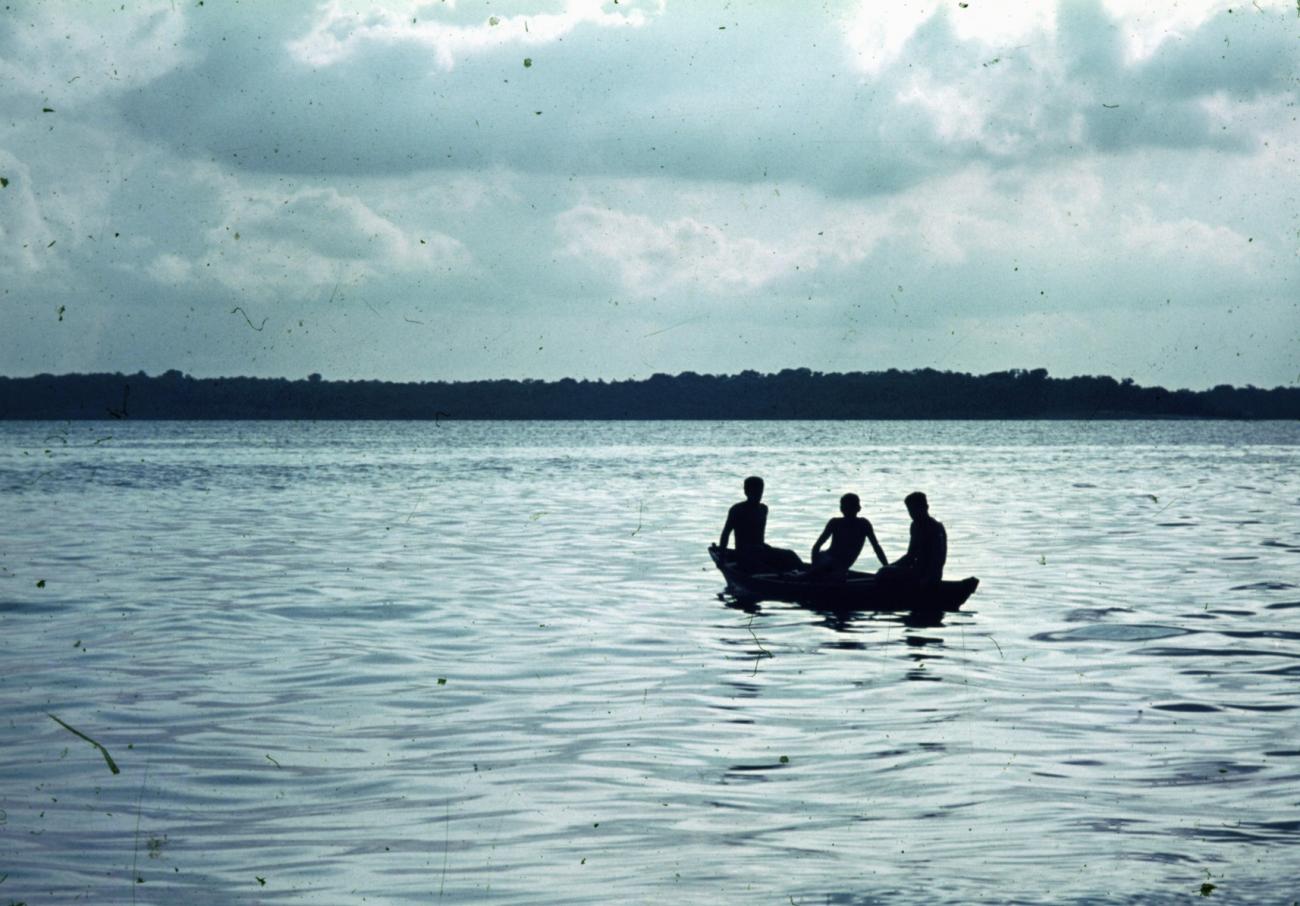 BD/66/206 - 
Drie kinderen in een boot 
