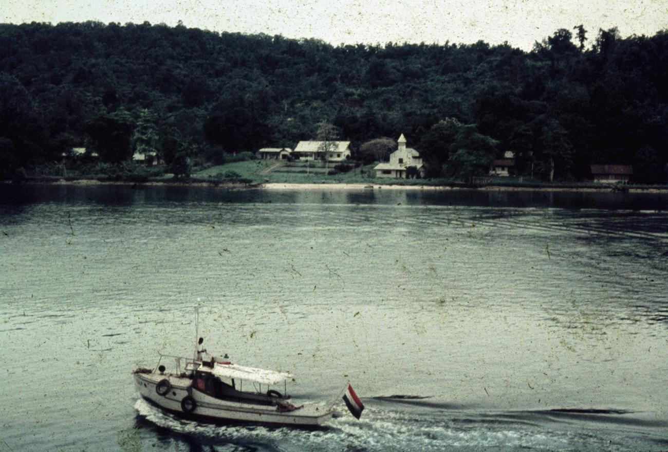 BD/66/225 - 
Motorboot op een meer, o.m. kerkje op achtergrond
