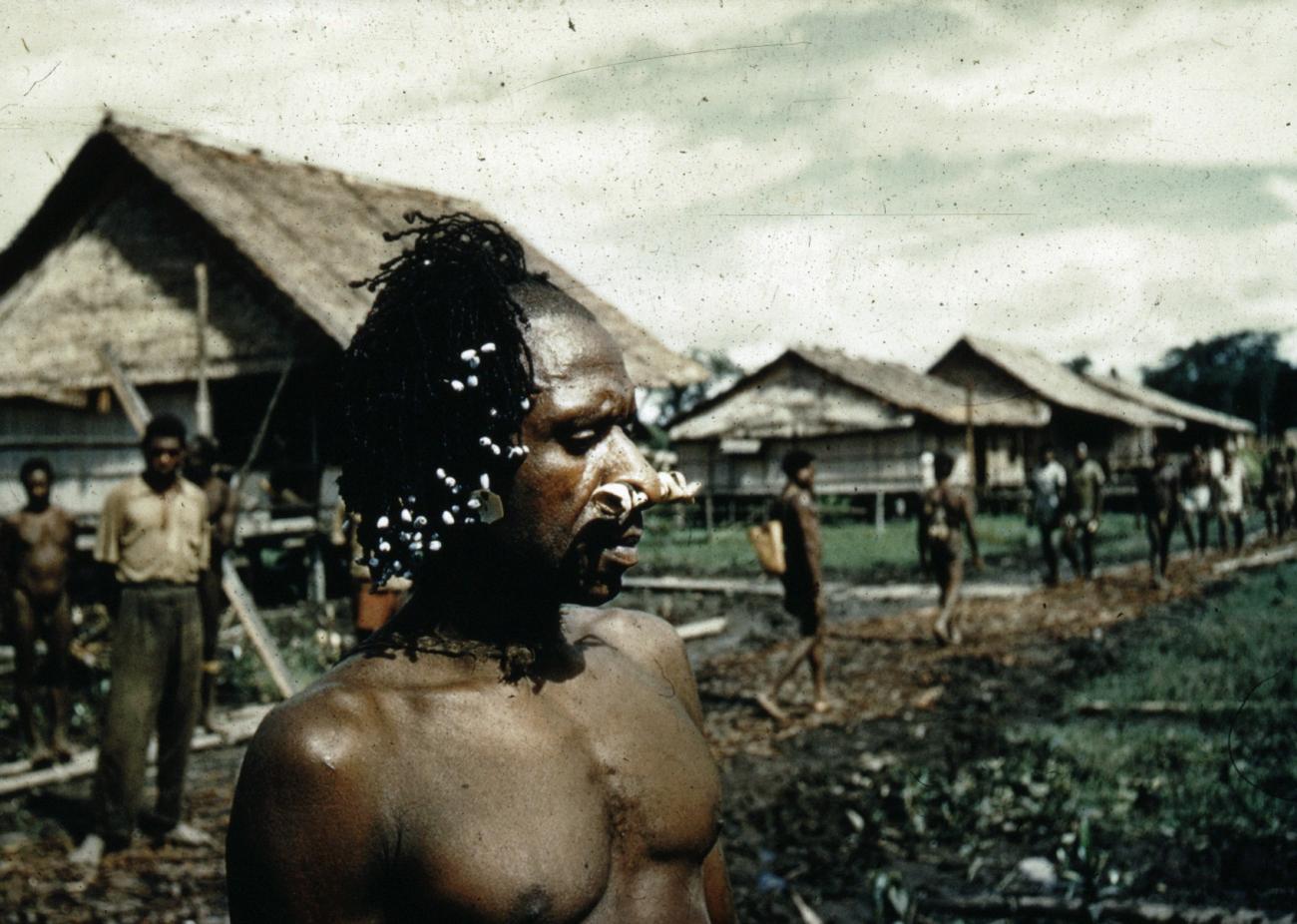 BD/66/241 - 
Man uit Zuid Nieuw Guinea
