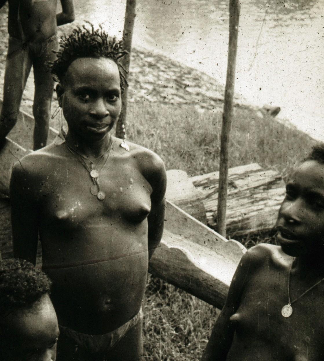 BD/66/251 - 
Jonge vrouw uit Zuid Nieuw Guinea
