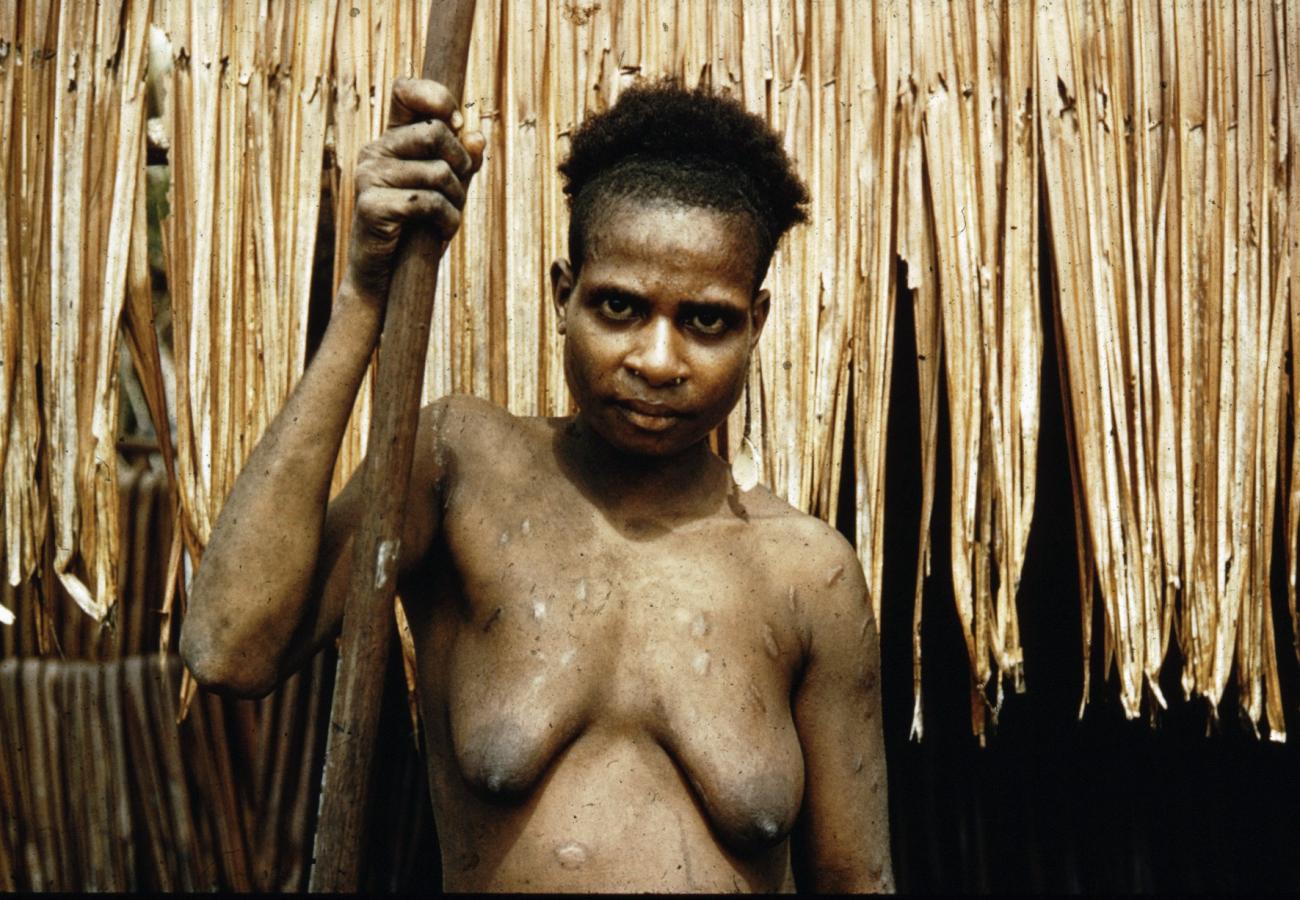 BD/66/253 - 
portret van Jonge vrouw uit Zuid Nieuw Guinea
