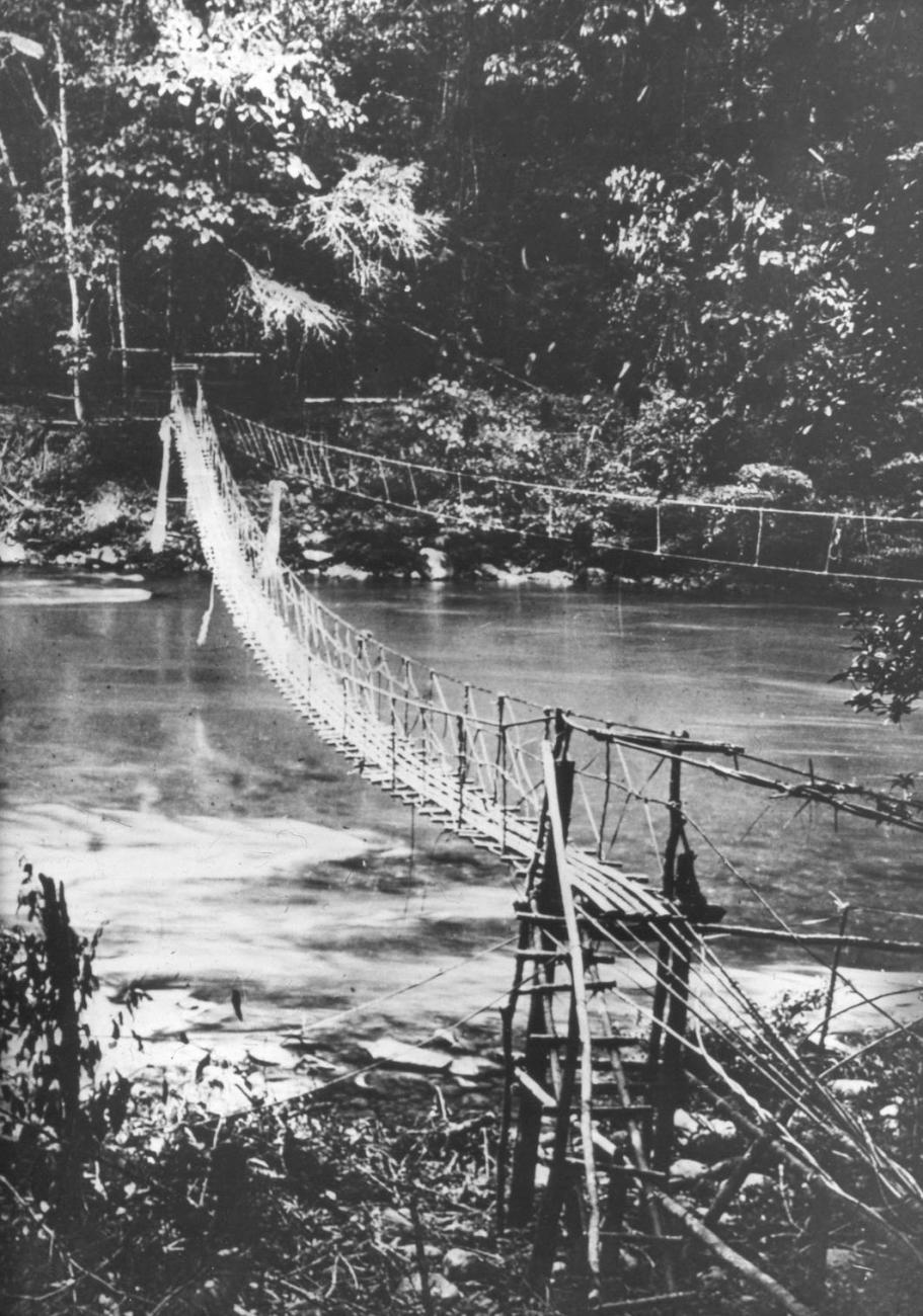 BD/66/283 - 
Hangbruggen over Rouffaer-rivier, brekende door voorgebergte
