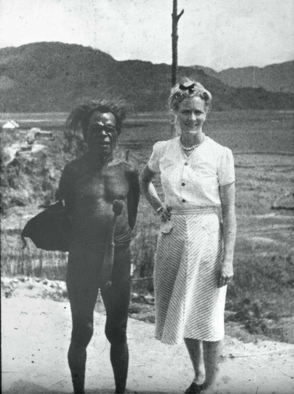 BD/66/284 - 
Westerse vrouw naast papua met peniskoker
