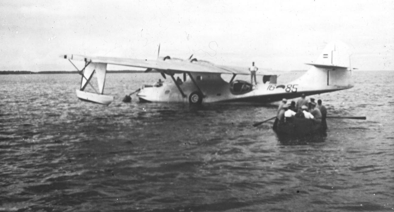 BD/66/301 - 
Watervliegtuig drijvend op meer
