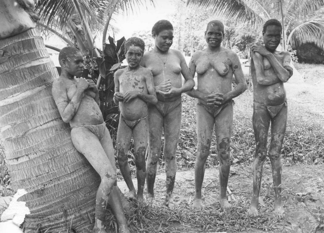 BD/66/307 - 
Vrouwen uit Zuid Nieuw Guinea  
