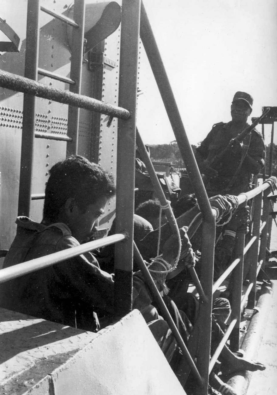 BD/66/324 - 
Gevangenen worden bewaakt op dek van een schip
