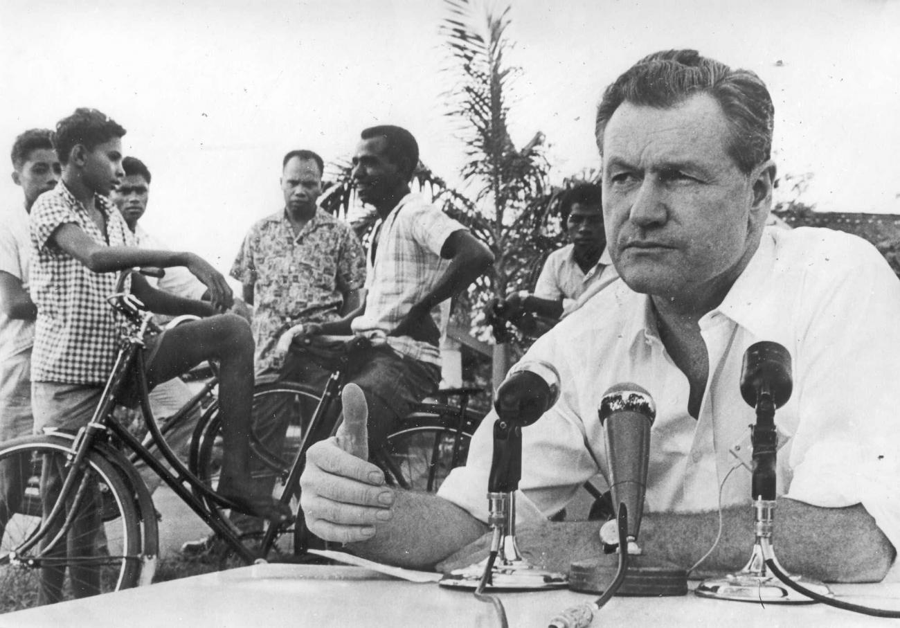 BD/66/330 - 
Gouveneur Rockefeller geeft persconferentie naar aanleiding van de vermissing van zijn zoon Michael
