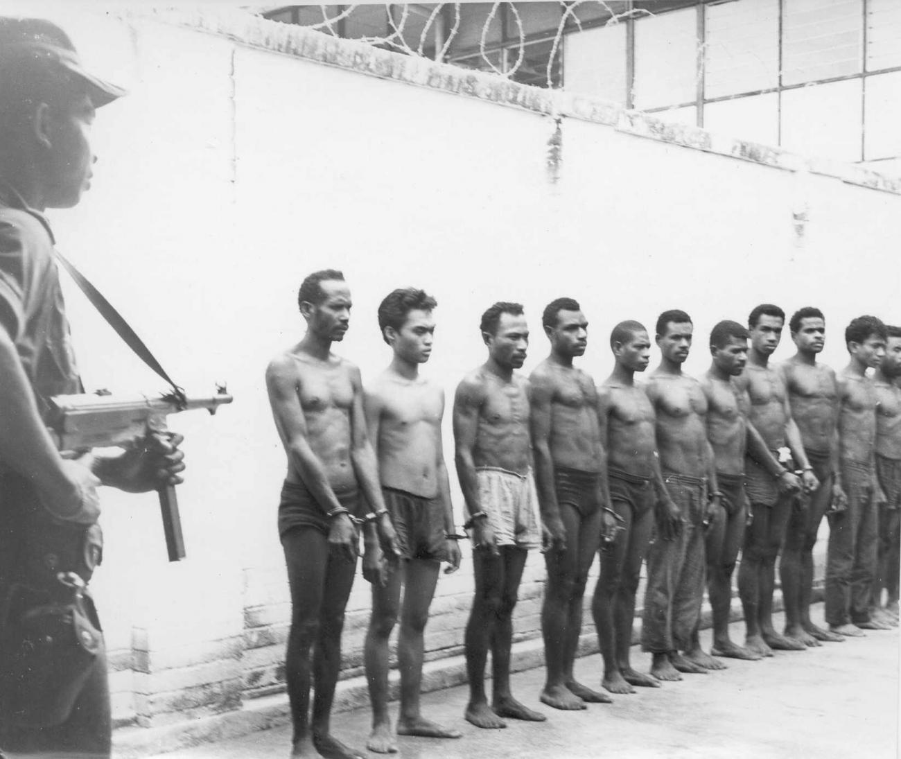 BD/66/356 - 
Gevangenen staan in rij voor inspectie
