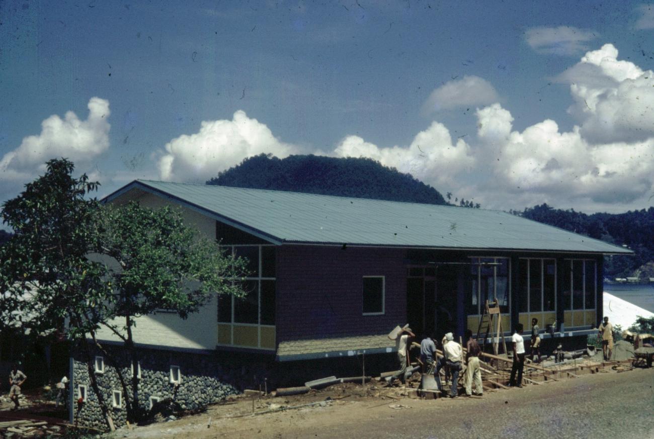 BD/66/36 - 
Workers at a building under construction at lake
